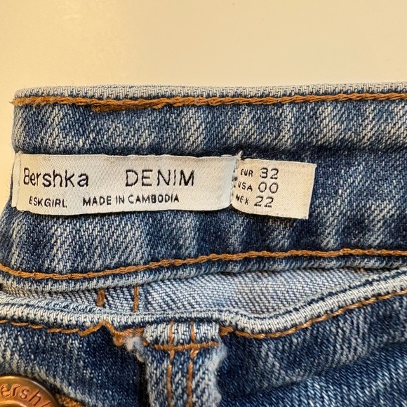 Bershka mid rise straight cropped leg raw hem medium wash denim jeans size 0 - Picture 4 of 10